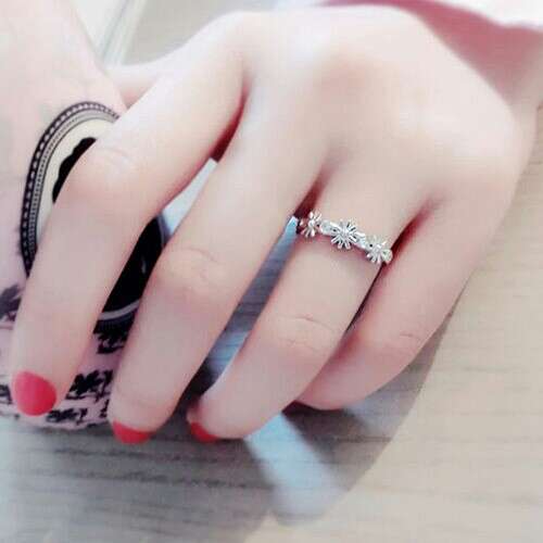 i'm not sure what this ring is but it's pretty.