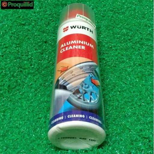 spray can of shampoo on a green background