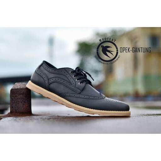 a pair of men's shoes with a black laces.