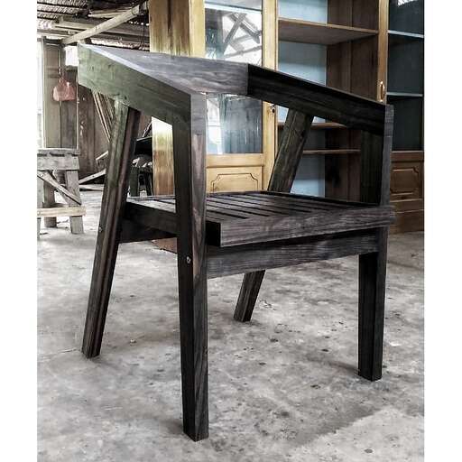 a chair made from a pallet.