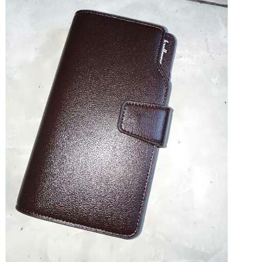 the case is made of leather.