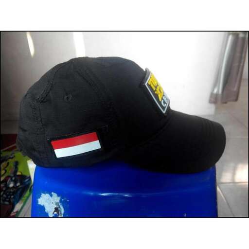 a black hat with a flag on it.