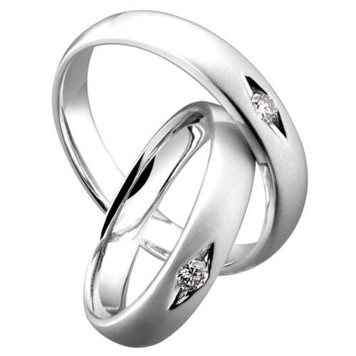 a pair of men's wedding rings