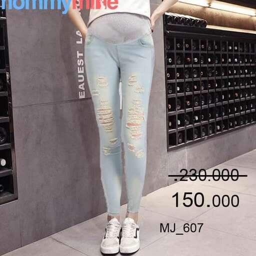 a fashion look featuring leggings and sneakers.