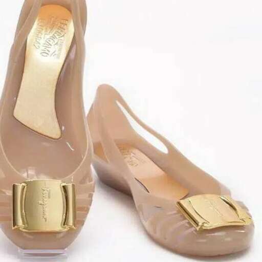 i'm not sure what these shoes are but they are pretty pretty.