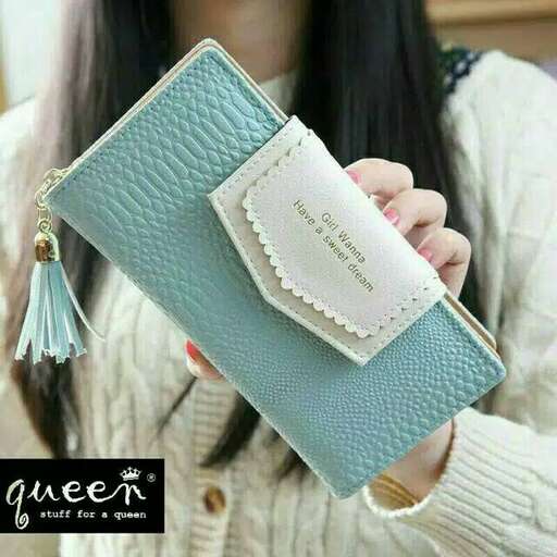 i love the color of this wallet.