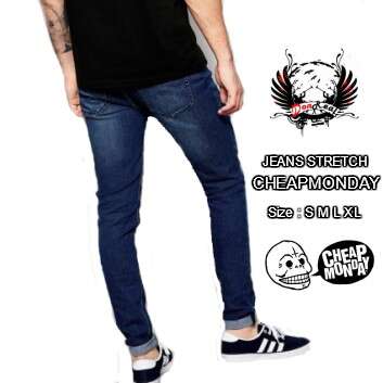 a pair of jeans with a black t - shirt and white shoes.
