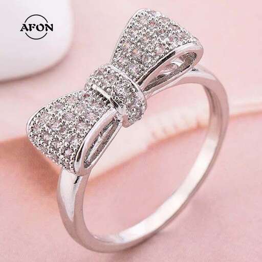 this is a very simple diamond ring that i'm going to be wearing.
