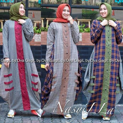 the girls in the traditional dress