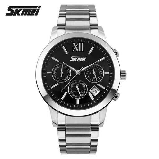 the watch is made in stainless steel and is designed to be worn by a professional.