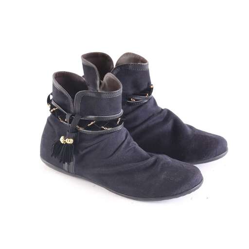 a pair of black boots with a chain on the front.