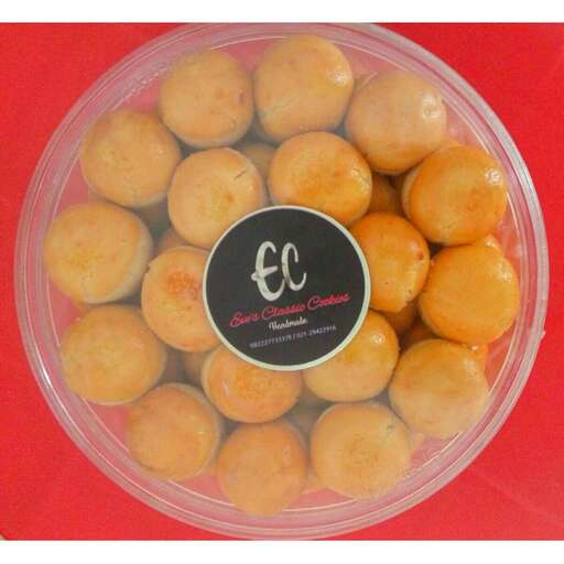 a bowl of food that is filled with potato chips.