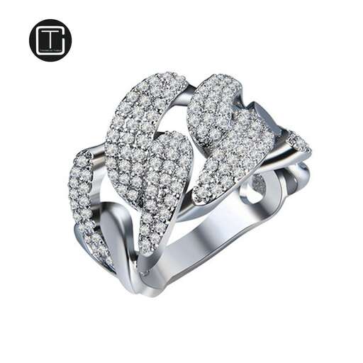 ring in 18k white gold with diamonds in the center