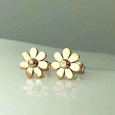 a flower in a gold ring