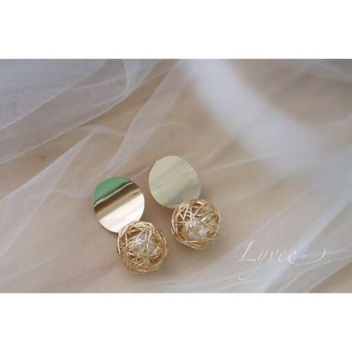 gold and green are a great way to wear.