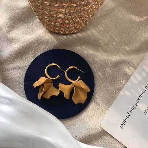 gold earrings for a wedding