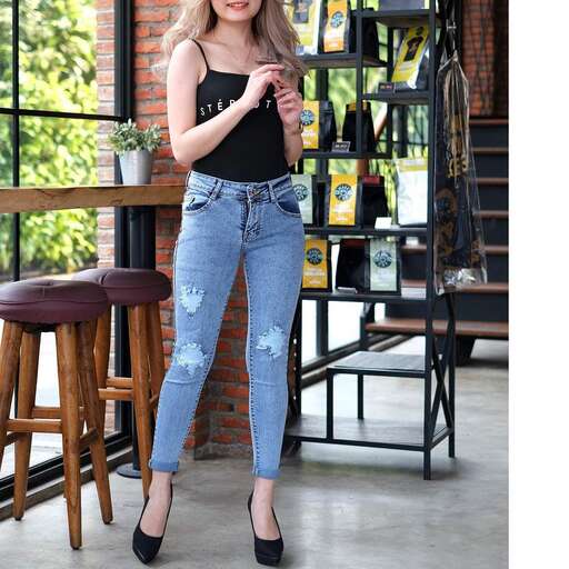 jeans with a black top and black pumps
