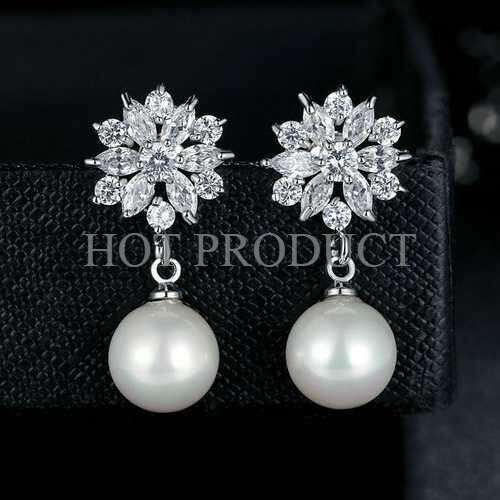 a pair of earrings with a pearl and pearl.