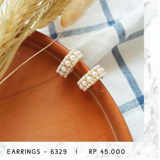 earrings in sterling silver with a white pearl