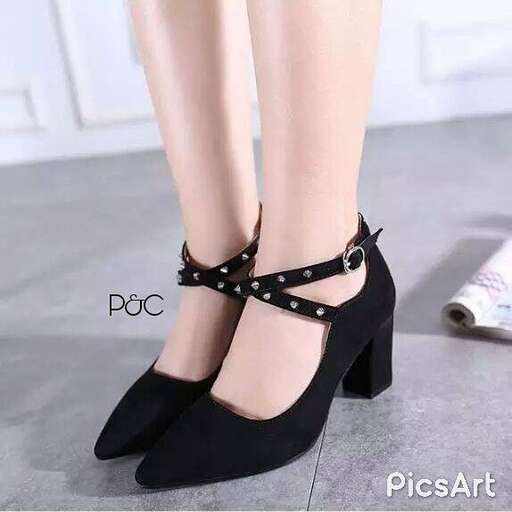 i'm not sure what these shoes are but they are cute.