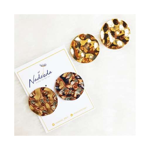 a set of three mini cupcakes with chocolate chips.