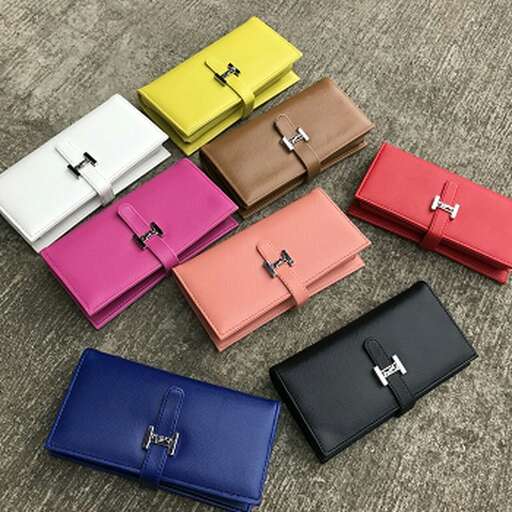 i'm not sure what kind of wallet this is but i like the color combination of the color.