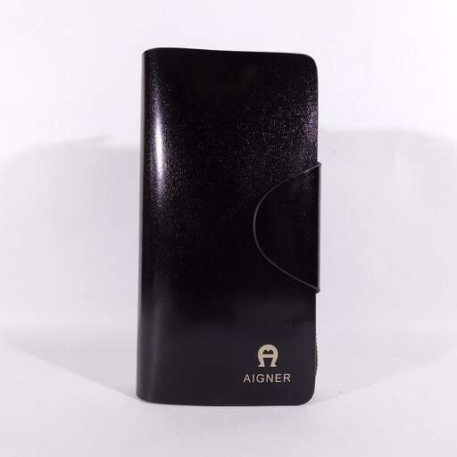 the case is made of leather.