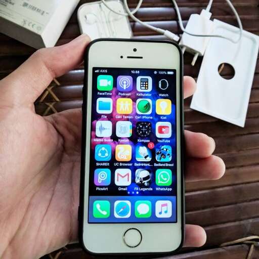 a person holding a smart phone in their hand.