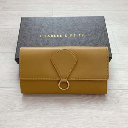 a box with a wedding ring inside