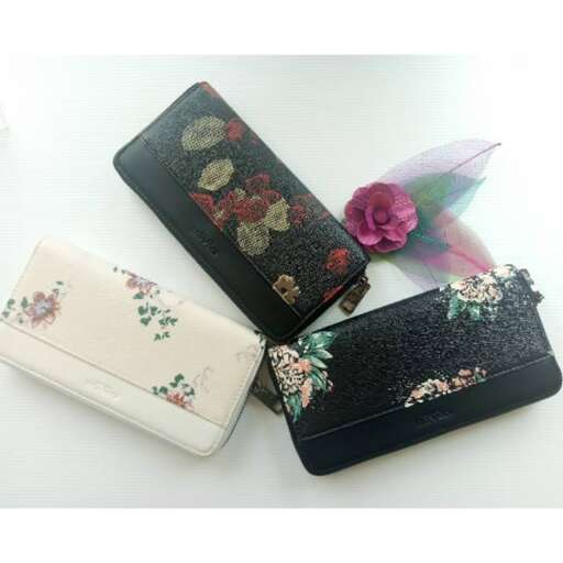 a small wallet with a flower in the middle.