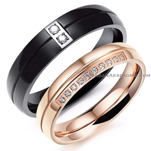 a pair of men's wedding rings