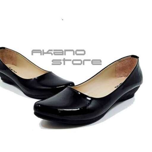 a pair of black leather shoes with a gold design.
