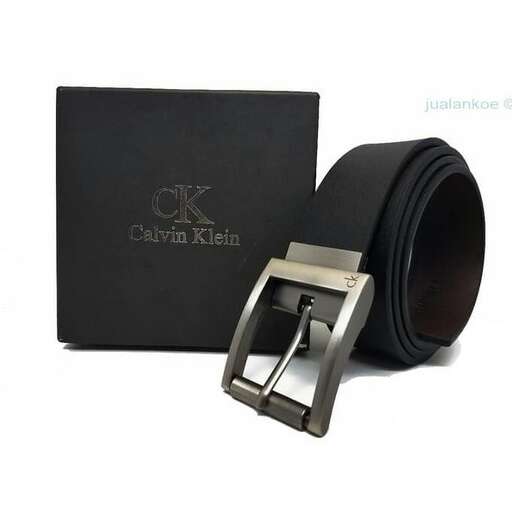 a belt that is made of leather.