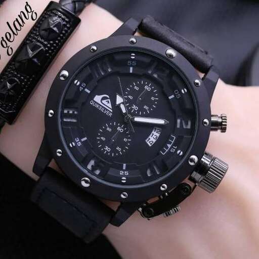 the watch is made of leather and is a very simple way to make it look like a watch.