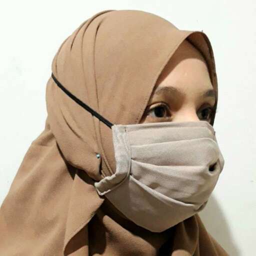 a woman wearing a veil and veil.