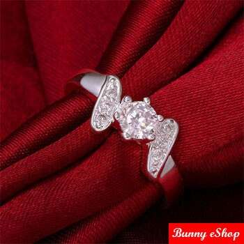 a pair of diamond and diamond ring set in a red satin satin satin bow.