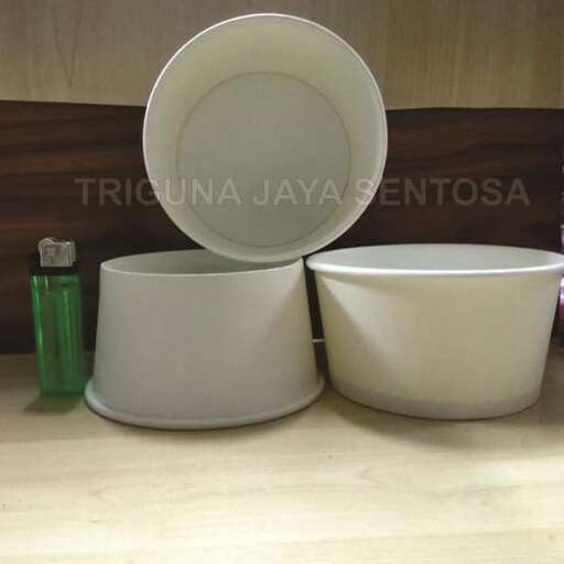 a white bowl sitting next to a white bowl.