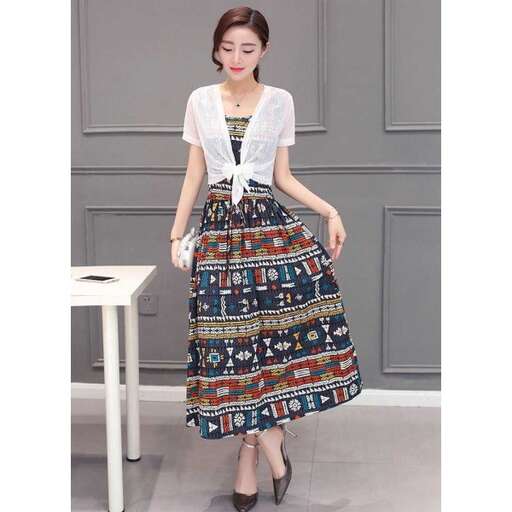 a long skirt with a wide collar and a long skirt.