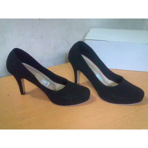 i'm not sure what these shoes are but they are cute.