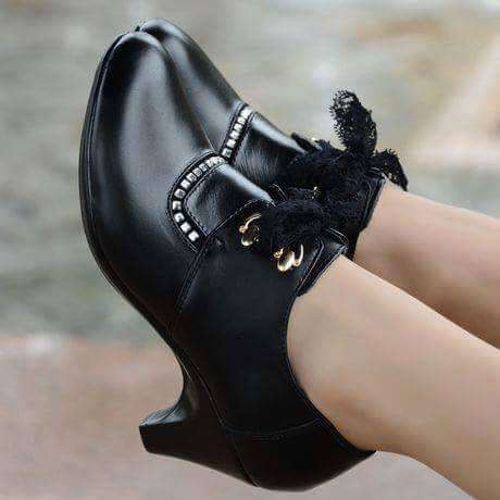 i'm not sure what these shoes are but they are cute.