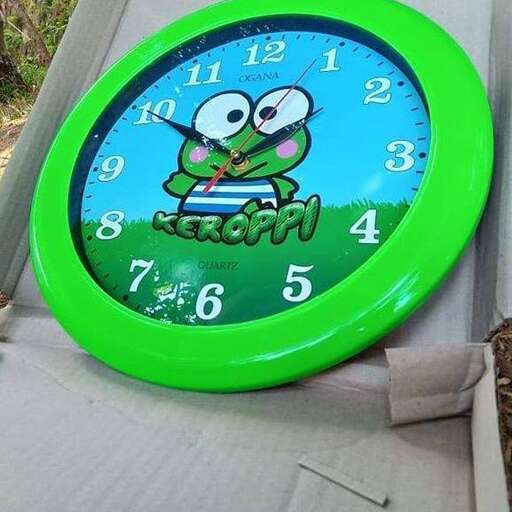 a clock with a picture of a lizard on it.