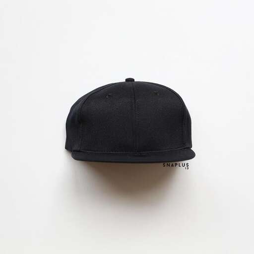 a black baseball cap with a black cap on the front.