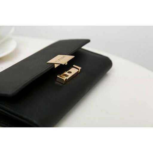 the case is made of leather.