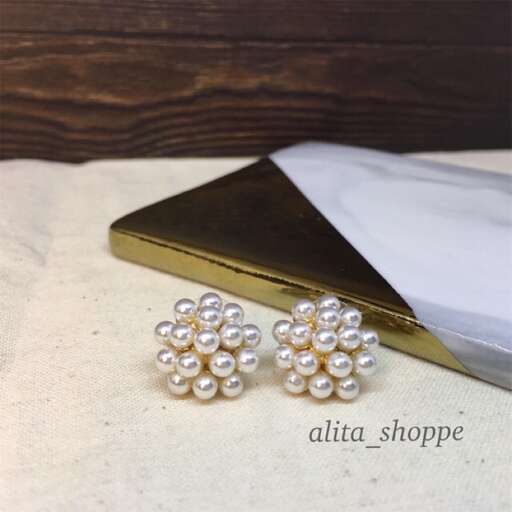 a pair of pearl earrings with a gold finish.