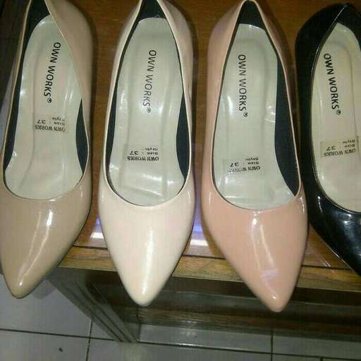 i'm not sure what these shoes are but they are cute.