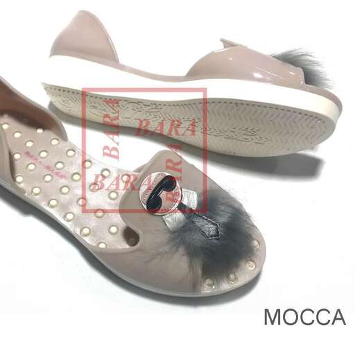 a pair of shoes with fur on the bottom.