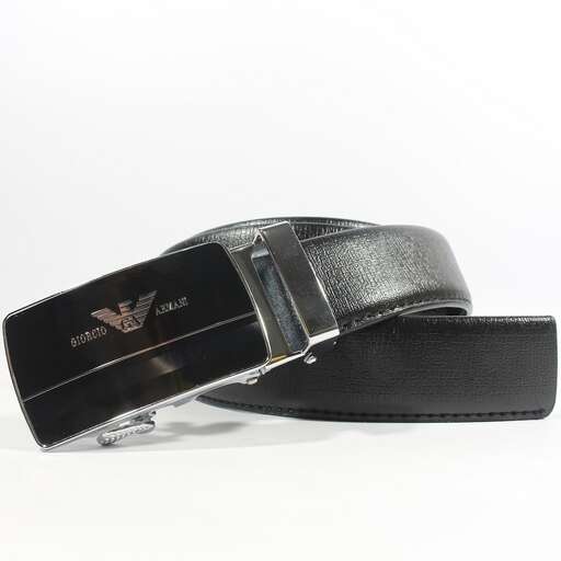 a belt that is made of leather.