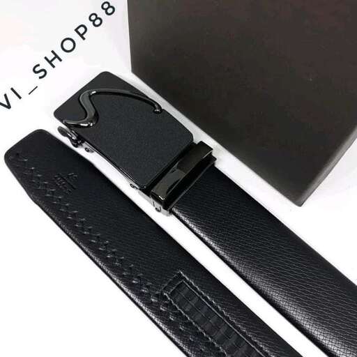 a black strap with a black case and a black case.
