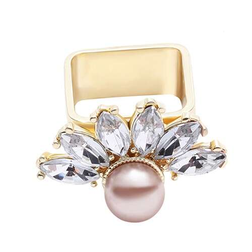 a pearl and diamond ring with a pearl and diamond.