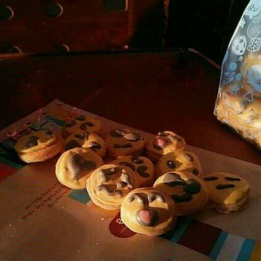 a bunch of mini buns sitting on a table.